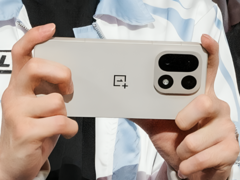 Supuesto OnePlus 15 presentado por una liga de deportes electrónicos. (Fuente de la imagen: Weibo, editada y AI reescalada para mayor claridad)