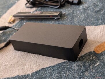 El adaptador de CA es bastante voluminoso en relación con el pequeño proyector 4K