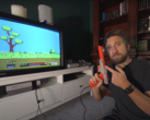 Zapper delante de un CRT. (Imagen: Slow Mo Guys)