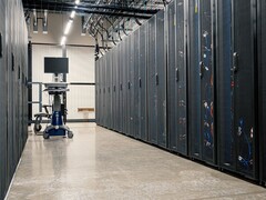 Pasillo entre los racks de servidores en un centro de datos