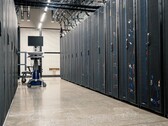 Pasillo entre los racks de servidores en un centro de datos