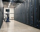 Pasillo entre los racks de servidores en un centro de datos