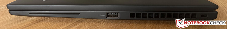 Derecha: Lector de tarjetas inteligentes, USB-A 3.2 Gen.1, ranura de seguridad Kensington Nano