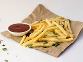 Una ración de patatas fritas y un bol de salsa (Fuente de la imagen: Pixzolo Photography via Unsplash; recortada)