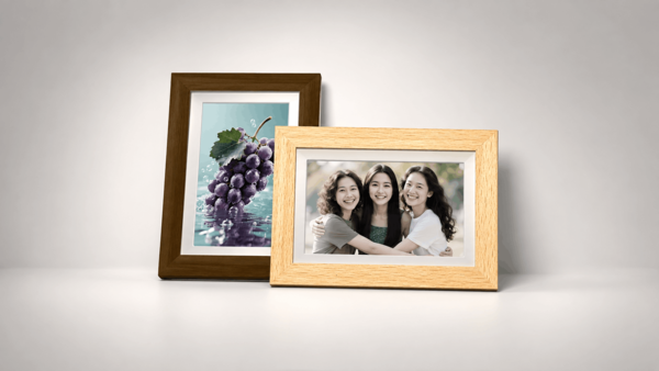 Dos marcos digitales Bigme en los que se muestran fotos de uvas y de la familia.