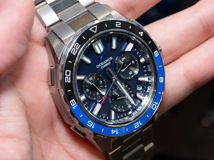 Primer plano de la esfera azul del Casio Oceanus OCW-P3000, en el que se aprecian los códigos de ciudad, las subesferas, los índices luminosos y las agujas anchas.