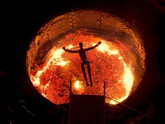 Figure ofrece una despedida espectacular a sus robots F.02: varias máquinas humanoides saltan por sí solas a un horno.