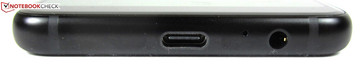 Abajo: puerto USB tipo C y conector de 3,5 mm