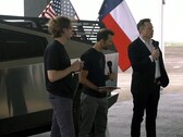 Elon Musk anunciando la refinería de litio de Tesla junto al Cybertruck (imagen: Tesla)