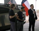 Elon Musk anunciando la refinería de litio de Tesla junto al Cybertruck (imagen: Tesla)