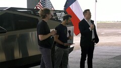 Elon Musk anunciando la refinería de litio de Tesla junto al Cybertruck (imagen: Tesla)