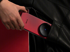 El panel trasero del Vivo X200 Ultra está dominado por la carcasa de su triple cámara. (Fuente de la imagen: Vivo)