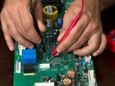 Técnico probando hardware electrónico, similar al proceso utilizado para el chip de criptografía post-cuántica de PQShield (Fuente de la imagen: Pexels)