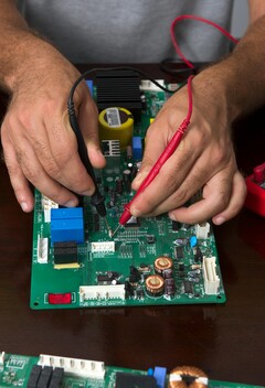 Técnico probando hardware electrónico, similar al proceso utilizado para el chip de criptografía post-cuántica de PQShield (Fuente de la imagen: Pexels)