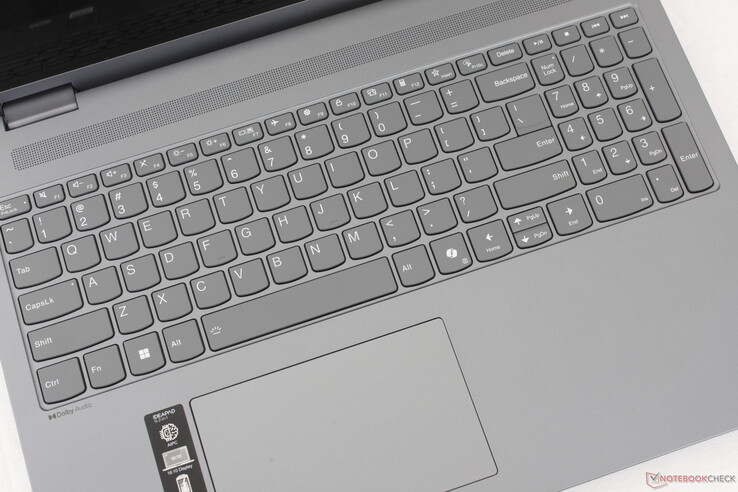 No hay grandes cambios en la respuesta o el tacto del teclado en comparación con otros modelos IdeaPad. tamaño del clickpad de 12 x 7,5 cm