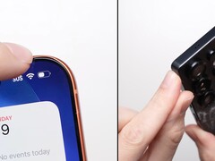 iPhone 17 Pro Max (izquierda) y Galaxy S25 Ultra (derecha) tras una prueba de caída de 1 metro. (Fuente de la imagen: PhoneBuff en YouTube, captura de pantalla)