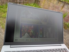 Al aire libre bajo un nublado brillante