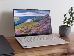 El diseño superligero se compensa con ventiladores más ruidosos, temperaturas del núcleo más elevadas y opciones de actualización de SSD más limitadas