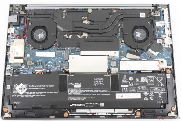 El modelo ofrece dos ranuras SODIMM DDR5 y dos ranuras SSD M.2 PCIe4 x4 2280