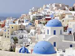 Santorini, por ejemplo, está completamente cubierta de colores claros para reflejar directamente el calor del sol. (Fuente de la imagen: pixabay/Yolanda)