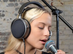 Los auriculares planares cerrados LCD-S20 de Audeze ofrecen una reproducción de sonido precisa con graves potentes para su uso en estudio. (Fuente de la imagen: Audeze)