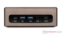 Frontal: USB Tipo-C (Datos), 2x USB 3.0, toma de 3,5 mm, Encendido