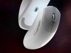 Ratón inalámbrico para juegos Corsair Sabre V2 Pro Ultralight en blanco con cinta de agarre incluida. 