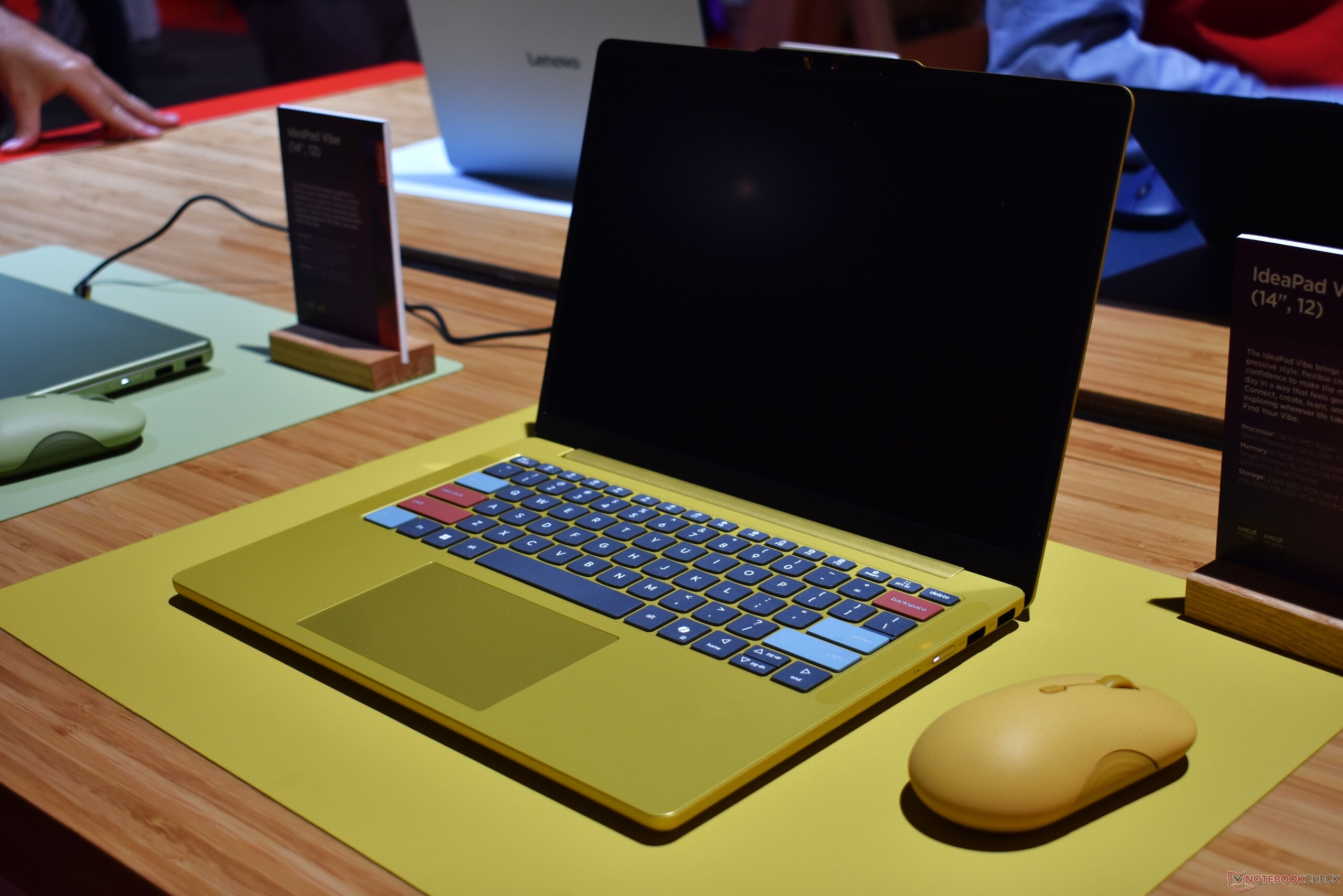El Lenovo IdeaPad Vibe 14 en color «Spicy Gold» con teclas personalizadas.