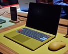 El Lenovo IdeaPad Vibe 14 en color «Spicy Gold» con teclas personalizadas.