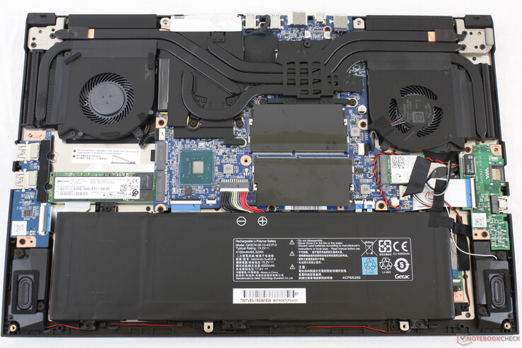 Acceso directo a las dos ranuras DDR4 SODIMM, las dos ranuras M.2 2280, el módulo WLAN y la batería interna.