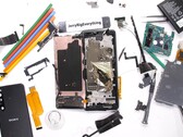 El Xperia PRO después de haber sido destrozado por JerryRigEverything. (Fuente de la imagen: JerryRigEverything)