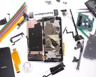 El Xperia PRO después de haber sido destrozado por JerryRigEverything. (Fuente de la imagen: JerryRigEverything)