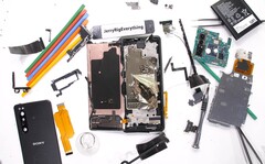 El Xperia PRO después de haber sido destrozado por JerryRigEverything. (Fuente de la imagen: JerryRigEverything)