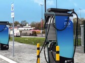 Dos cargadores públicos para vehículos eléctricos en el Reino Unido (Fuente de la imagen: Mer UK)