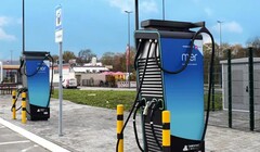 Dos cargadores públicos para vehículos eléctricos en el Reino Unido (Fuente de la imagen: Mer UK)