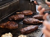 La parrilla inteligente Genesis te ayudará a cocinar, con la capacidad de notificarte a través de una app cuando tu comida esté lista para servir. (Fuente de la imagen: Weber)