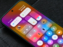 La versión beta de HyperOS 4 ya está disponible para el primer grupo de dispositivos compatibles. En la imagen: el nuevo diseño de Xiaomi, similar al «Liquid Glass», que se muestra en el centro de control.