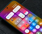 La versión beta de HyperOS 4 ya está disponible para el primer grupo de dispositivos compatibles. En la imagen: el nuevo diseño de Xiaomi, similar al «Liquid Glass», que se muestra en el centro de control.