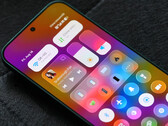 La versión beta de HyperOS 4 ya está disponible para el primer grupo de dispositivos compatibles. En la imagen: el nuevo diseño de Xiaomi, similar al «Liquid Glass», que se muestra en el centro de control. 
