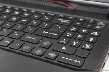 El teclado numérico y las teclas de flecha son más pequeños y estrechos que las teclas QWERTY principales