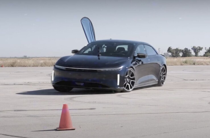 El Lucid Air Sapphire derrota ampliamente al Model S Plaid en el arrastre en U. (Fuente de la imagen: Edmunds Cars vía YouTube)