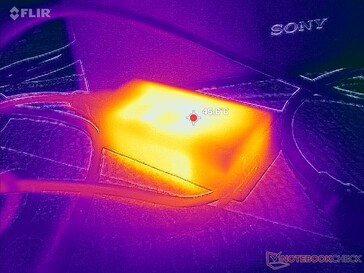 El adaptador de CA alcanza más de 46 C cuando funciona con cargas exigentes