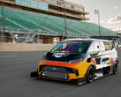 Ford ha rediseñado la furgoneta de altas prestaciones totalmente eléctrica SuperVan para batir récords en la Pikes Peak International Hill Climb. (Fuente de la imagen: Ford) 