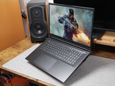 XMG Apex 17 (M25) con el juego Crysis en su pantalla