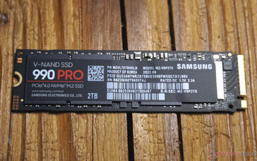 En la parte delantera, se puede ver el controlador, la memoria RAM DDR4 y la V-NAND bajo la pegatina.