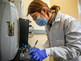 RA Yuxin Chen prueba la viabilidad de las baterías de estado sólido (imagen: U-M)