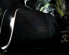 La imagen oscurecida muestra la base de carga del 8BitDo Pro 3, edición Tomb Raider.