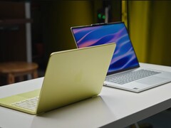 El Apple MacBook Neo pesa 2,7 libras (1,23 kg), mientras que el Lenovo IdeaPad Slim 5x pesa 3,3 libras (1,48 kg).