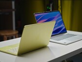 El Apple MacBook Neo pesa 2,7 libras (1,23 kg), mientras que el Lenovo IdeaPad Slim 5x pesa 3,3 libras (1,48 kg).