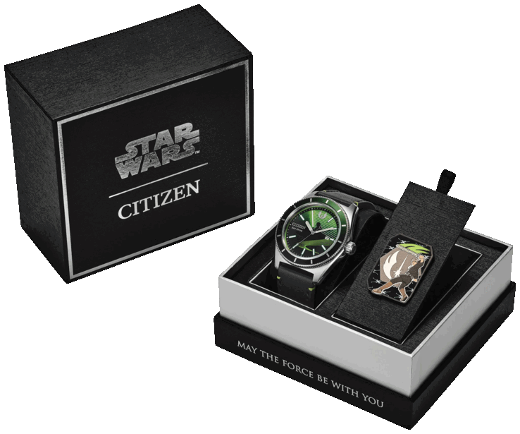 El ciudadano Luke Skywalker, maestro Jedi AW1910-48W, se presenta en su estuche de la marca Star Wars junto con un pin coleccionable de Luke Skywalker.